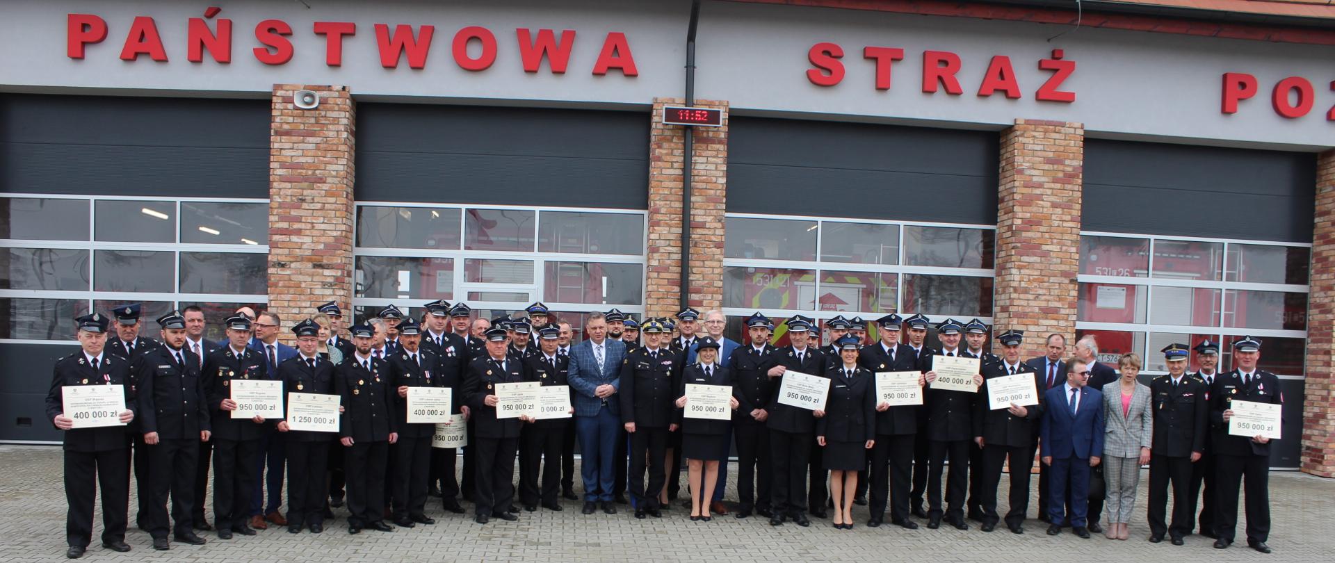 Na zdjęciu uczestnicy uroczystej zbiórki z okazji wręczenia promes na zakup samochodów dla Jednostek Ochotniczych Straży Pożarnych