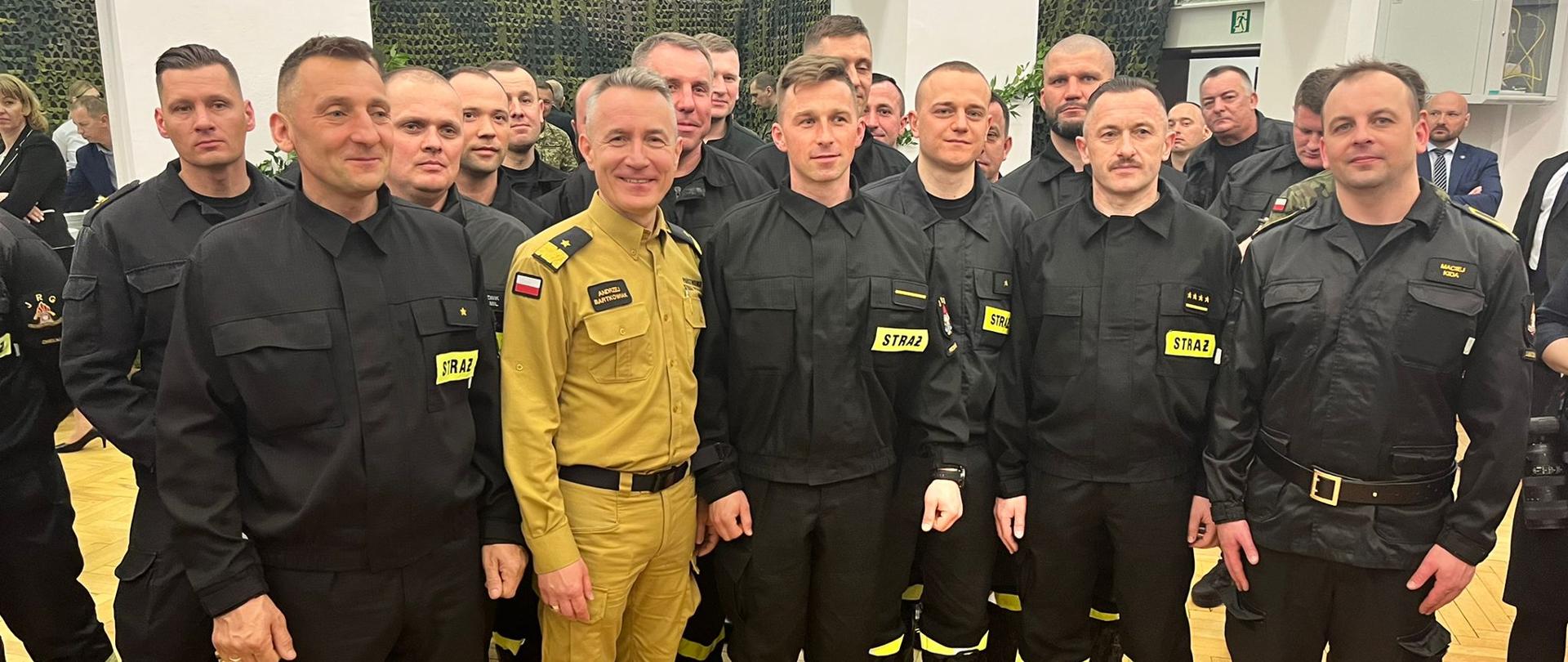 Na zdjęciu znajduje się komendant główny wraz ze strażakami PSP. 