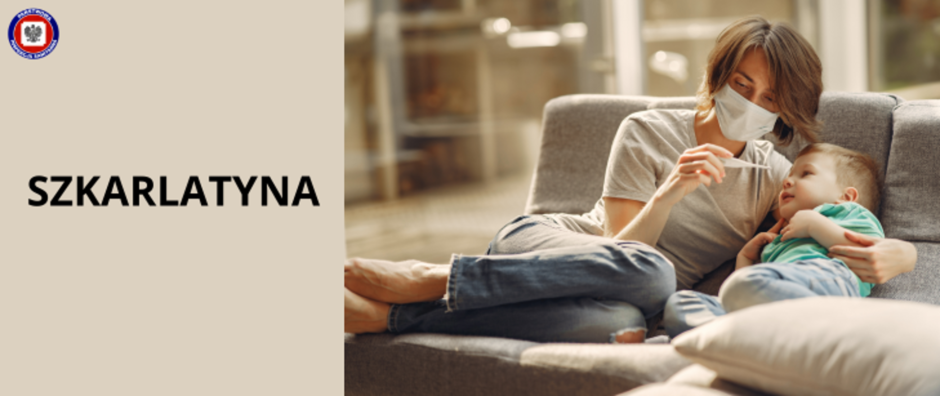 Po prawej mama w maseczce sprawdza temperaturę u chorego dziecka, oboje leżą na kanapie. Po lewej na jasnobrązowym tle ciemny napis szkarlatyna. W lewym górnym rogu logo Państwowej Inspekcji Sanitarnej.