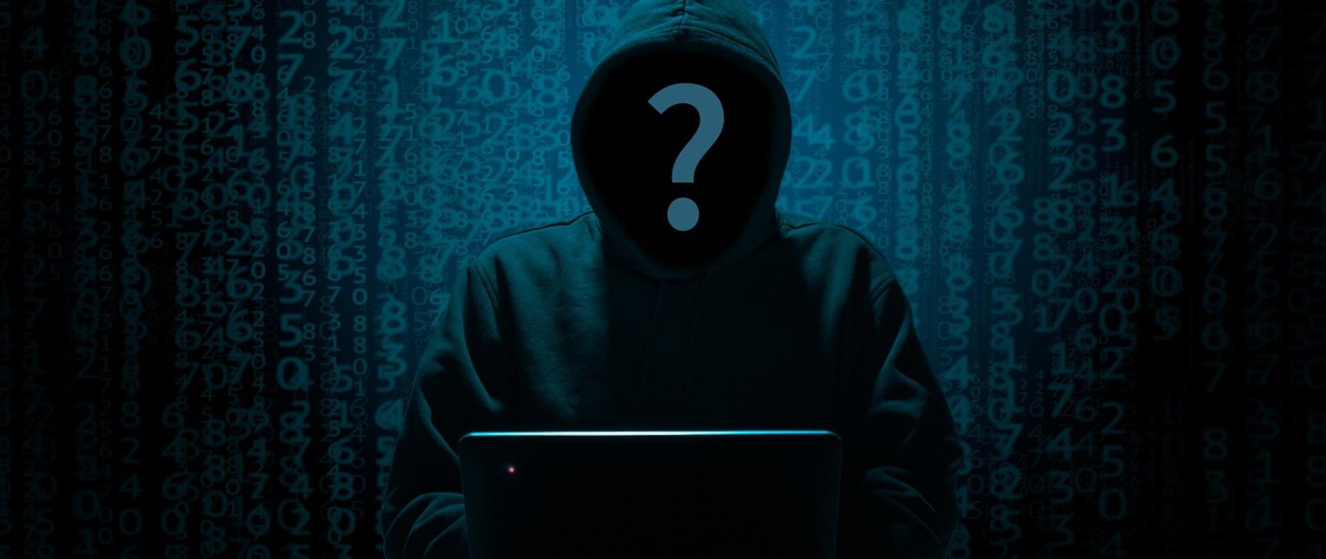 Osoba w kapturze siedząca przed laptopem, na niewidocznej twarzy umieszczony znak zapytania 