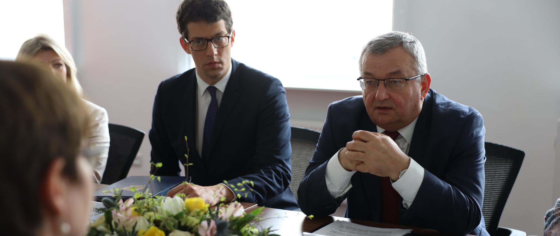 Minister infrastruktury Andrzej Adamczyk podczas spotkania z prezesem Europejskiego Banku Odbudowy i Rozwoju Odile Renaud-Basso.