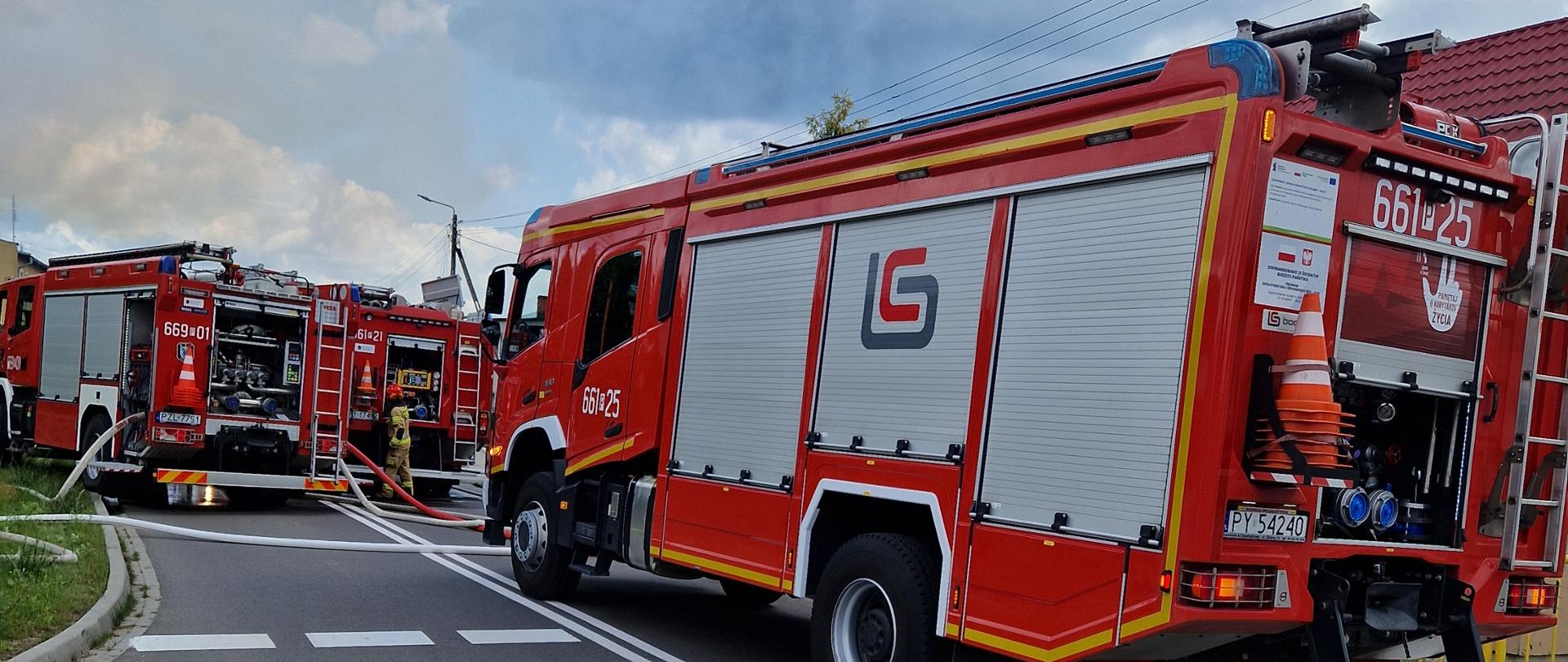 Samochody strażackie stoją na ulicy