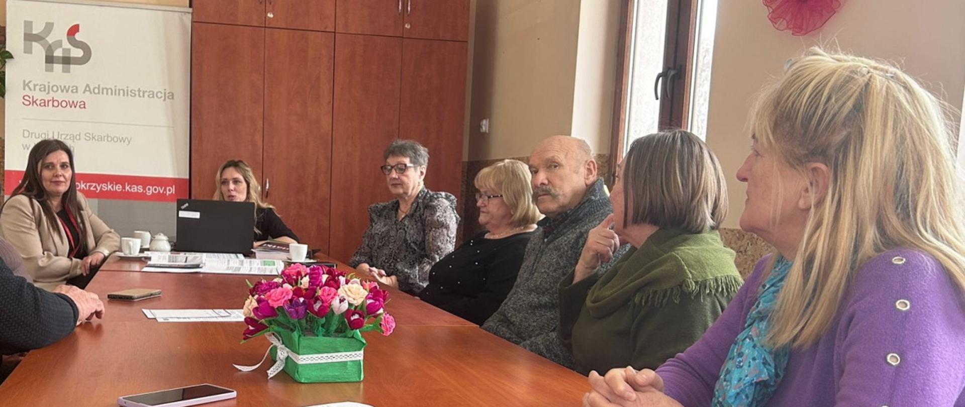 Przy stole siedzi sześć kobiet.