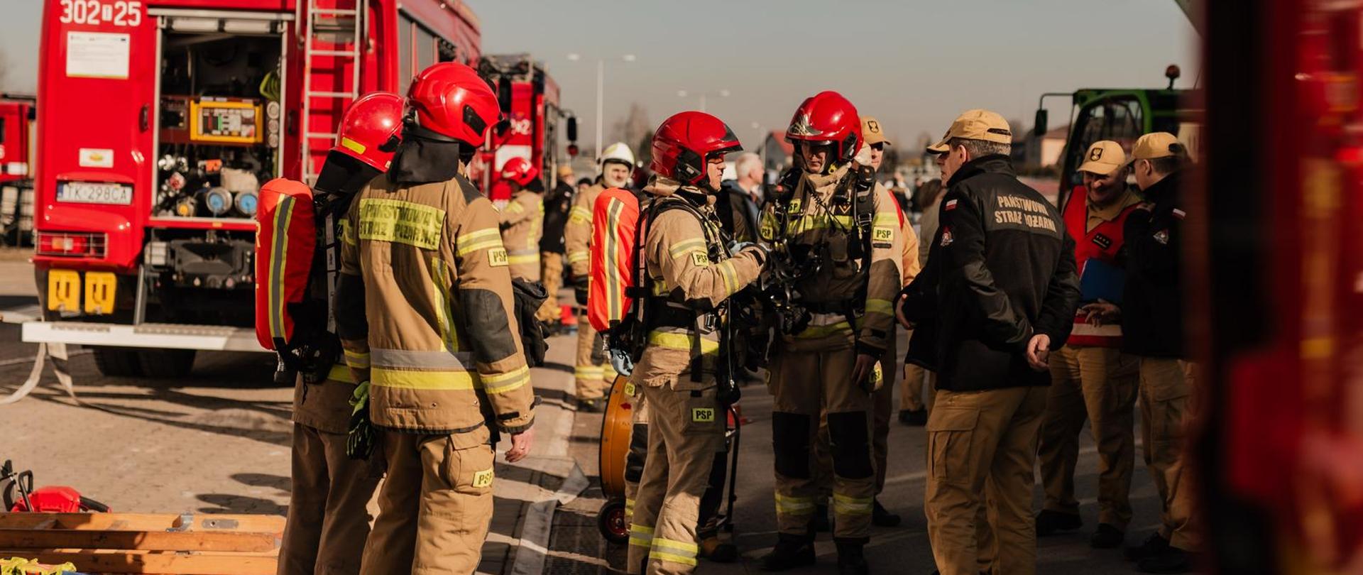 Na zdjęciu widzimy strażaków w trakcie ćwiczeń.
