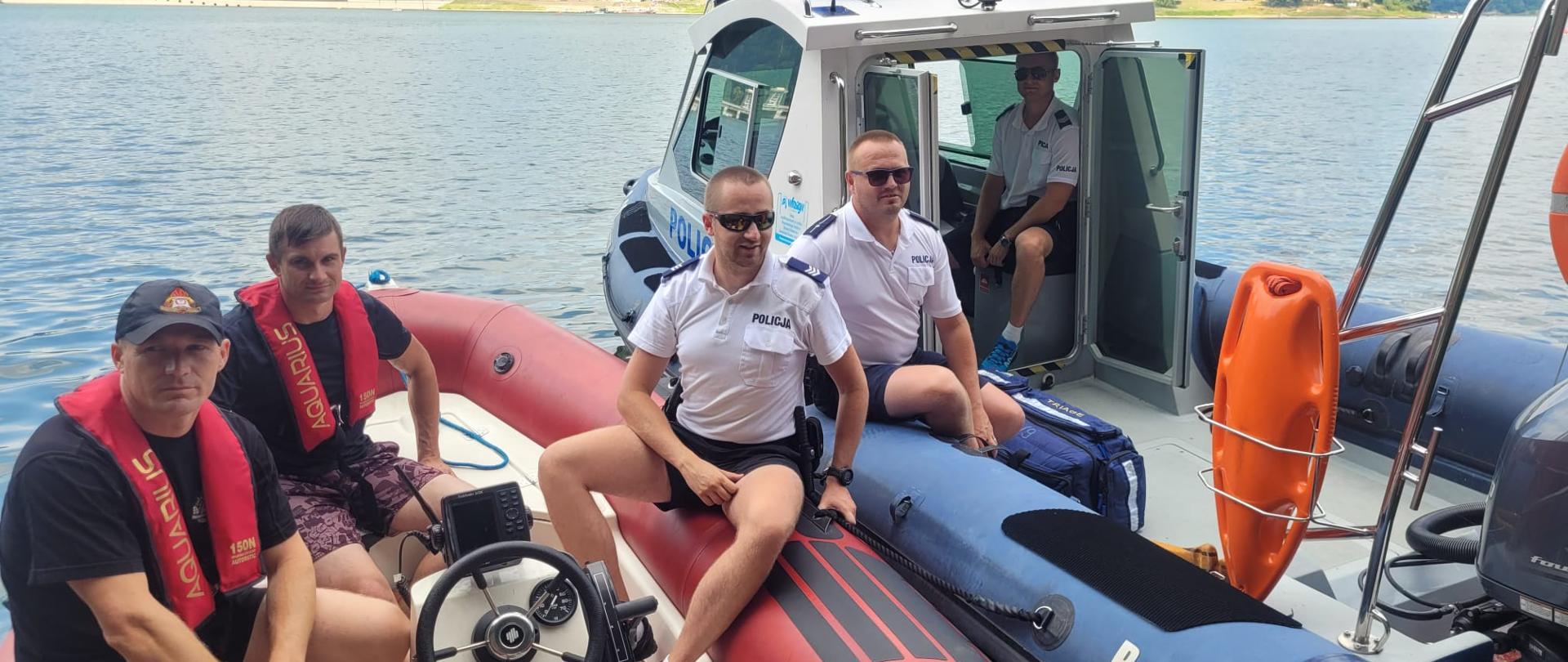 Strażacy oraz policjanci na pontonach strażackim oraz policyjnym