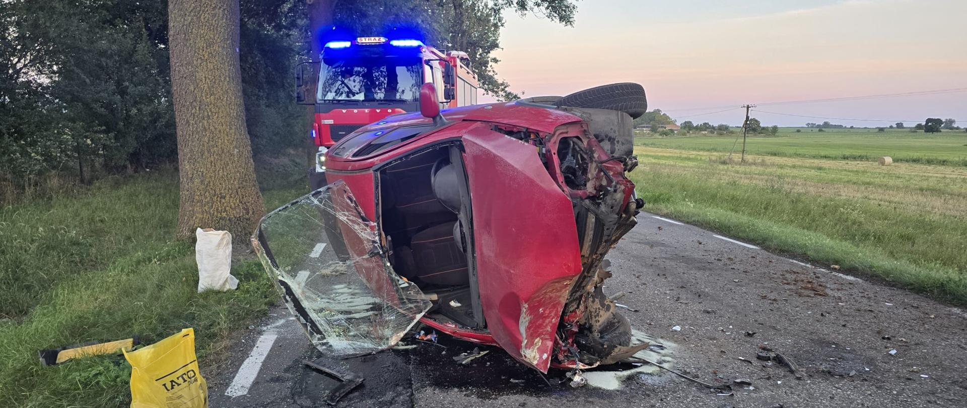 Uszkodzony samochód na prawym boku drodze