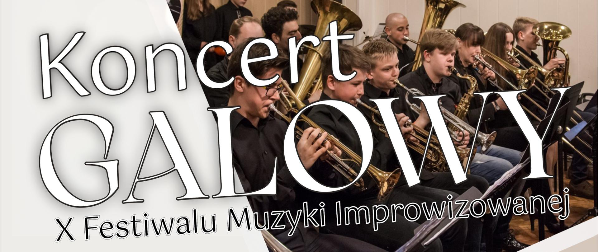 Plakat X Festiwal Muzyki Improwizowanej 2022 na górze logo szkoły w kolorze niebieskim i napis Państwowa Szkoła Muzyczna I stopnia im. Zygmunta Noskowskiego w Krzeszowicach Stowarzyszenie Pokochajmy Muzykę, niżej duży napis Koncert Galowy X Festiwalu Muzyki Improwizowanej, na tle zdjęcia orkiestry uczniów i nauczycieli z instrumentami dętymi, niżej występujący: Maciej Fortuna, Piotr Domagała, Ryszard Pałka, Mateusz Pałka, Magdalena Suruło, Orkiestra rozrywkowa i Chór PSM, po prawej na szarym tle napis 16 listopada 18:30 Aula PSM wstęp wolny, a na dole logotypy patronatów i sponsorów