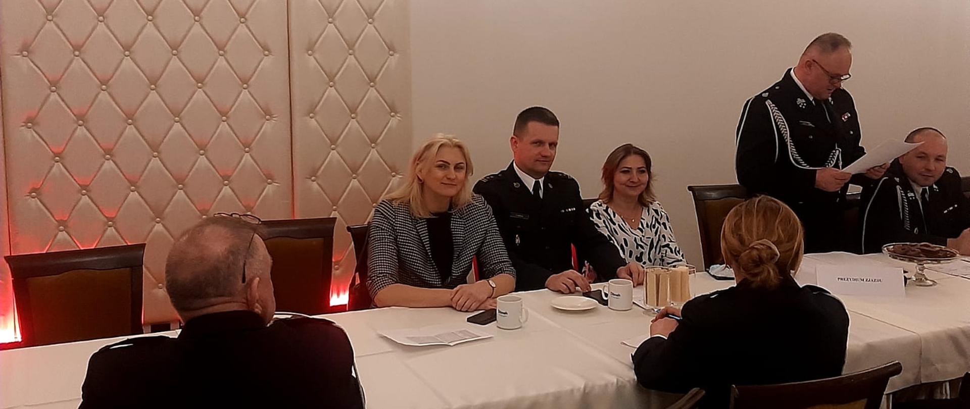 Fotografia przedstawiająca zebrany podczas VI Zjazdu Oddziału Powiatowego Związku Ochotniczych Straży Pożarnych Rzeczypospolitej Polskiej w Szydłowcu