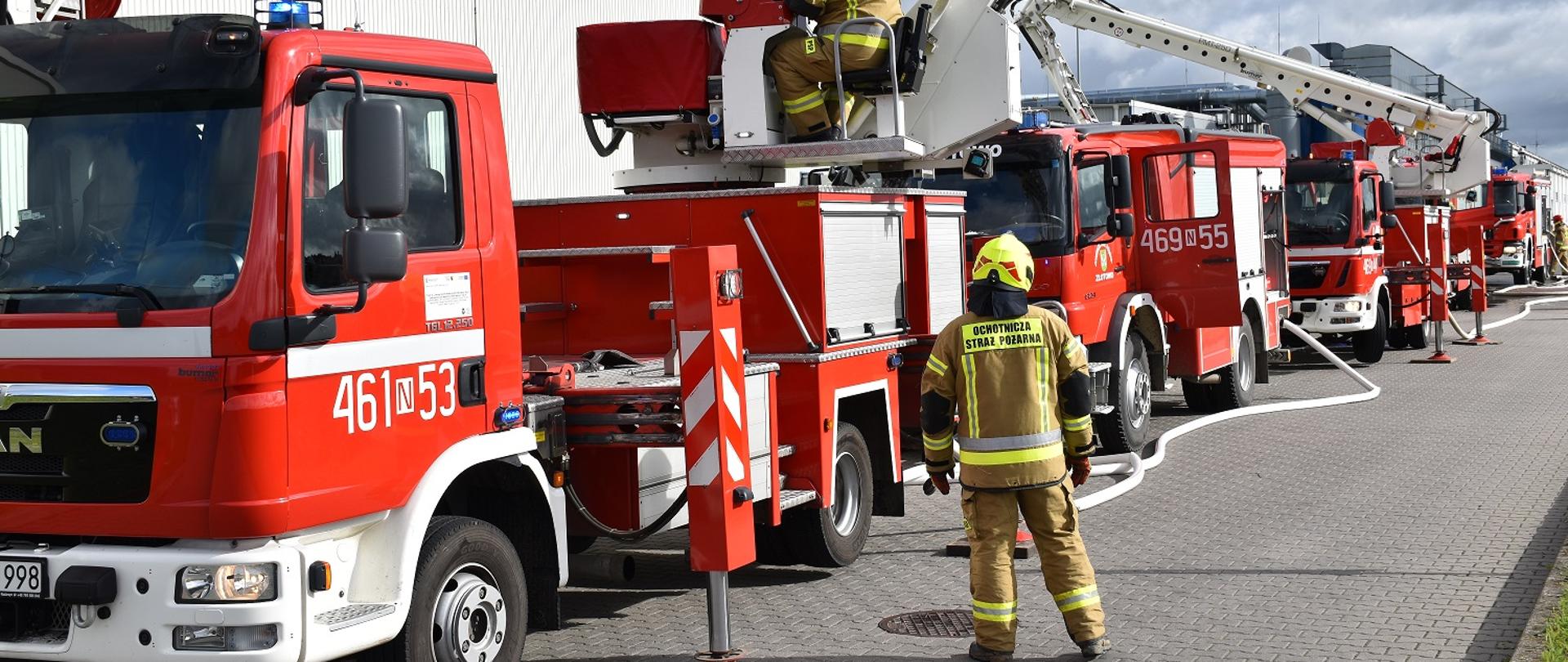 Samochody gaśnicze w trakcie rozwinięcia bojowego 