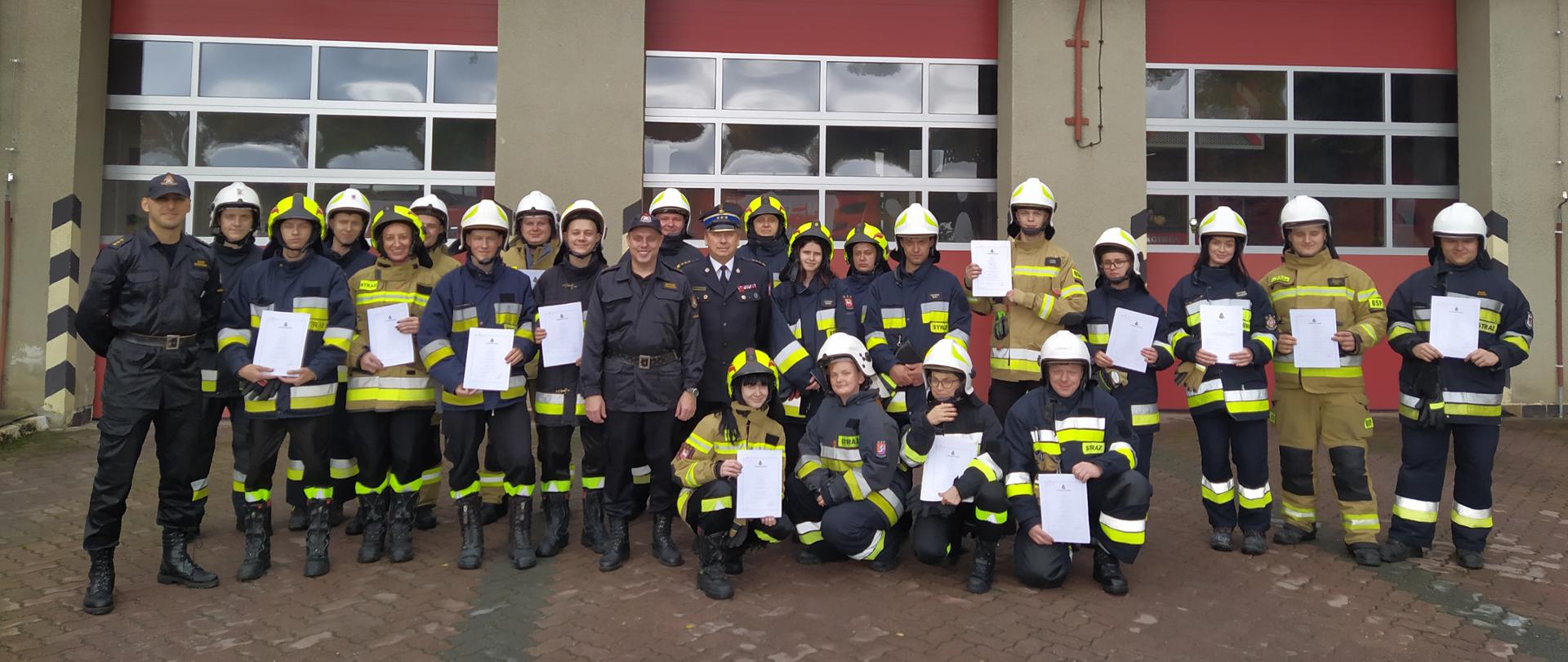 Szkolenie podstawowe OSP. Zdjęcie grupowe po rozdaniu zaświadczeń.
