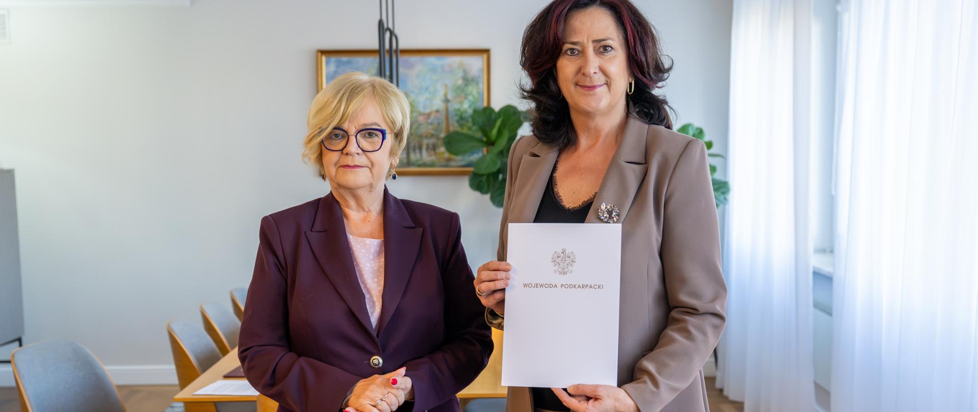 Zdjęcie przedstawia wojewodę podkarpackiego i konsultanta wojewódzkiego w dziedzinie pielęgniarstwa onkologicznego