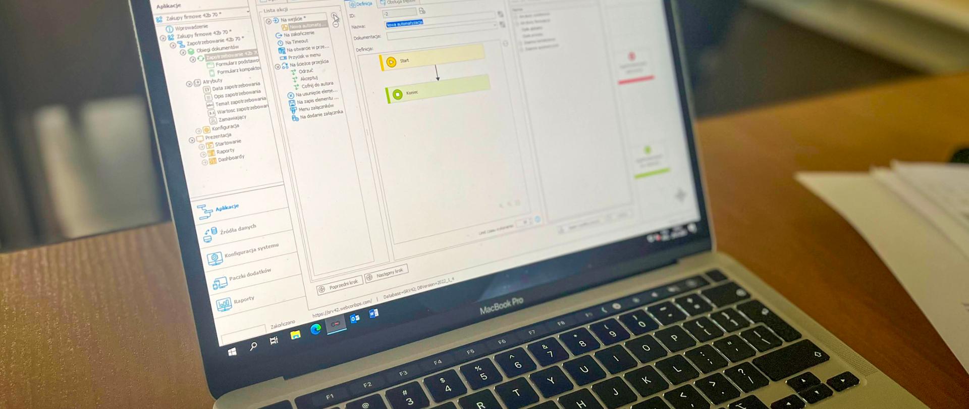Laptop z wyświetlaną na ekranie przedmiotową aplikacją