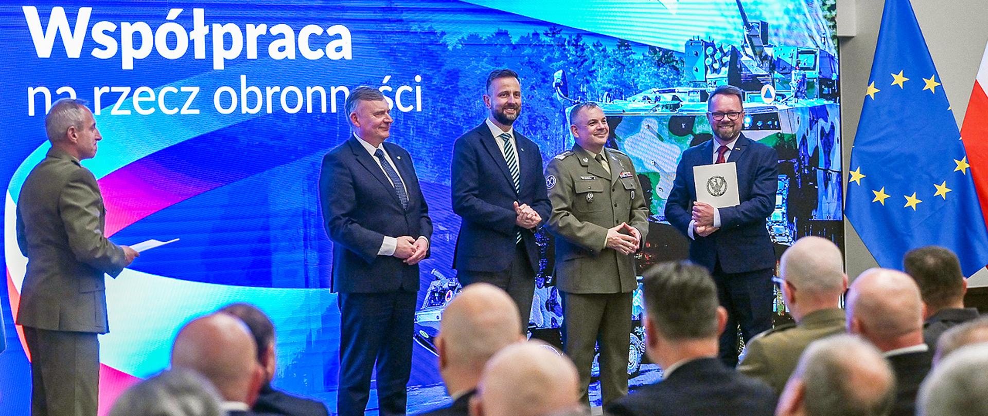 5 maja 2025 r. w Warszawie, Władysław Kosiniak - Kamysz wicepremier, minister obrony narodowej wraz z Pawłem Bejdą sekretarzem stanu w MON, wręczył umowy 82 przedsiębiorcom wykonującym zadania na rzecz Sił Zbrojnych RP. Fot. plut. Wojciech Król/MON
