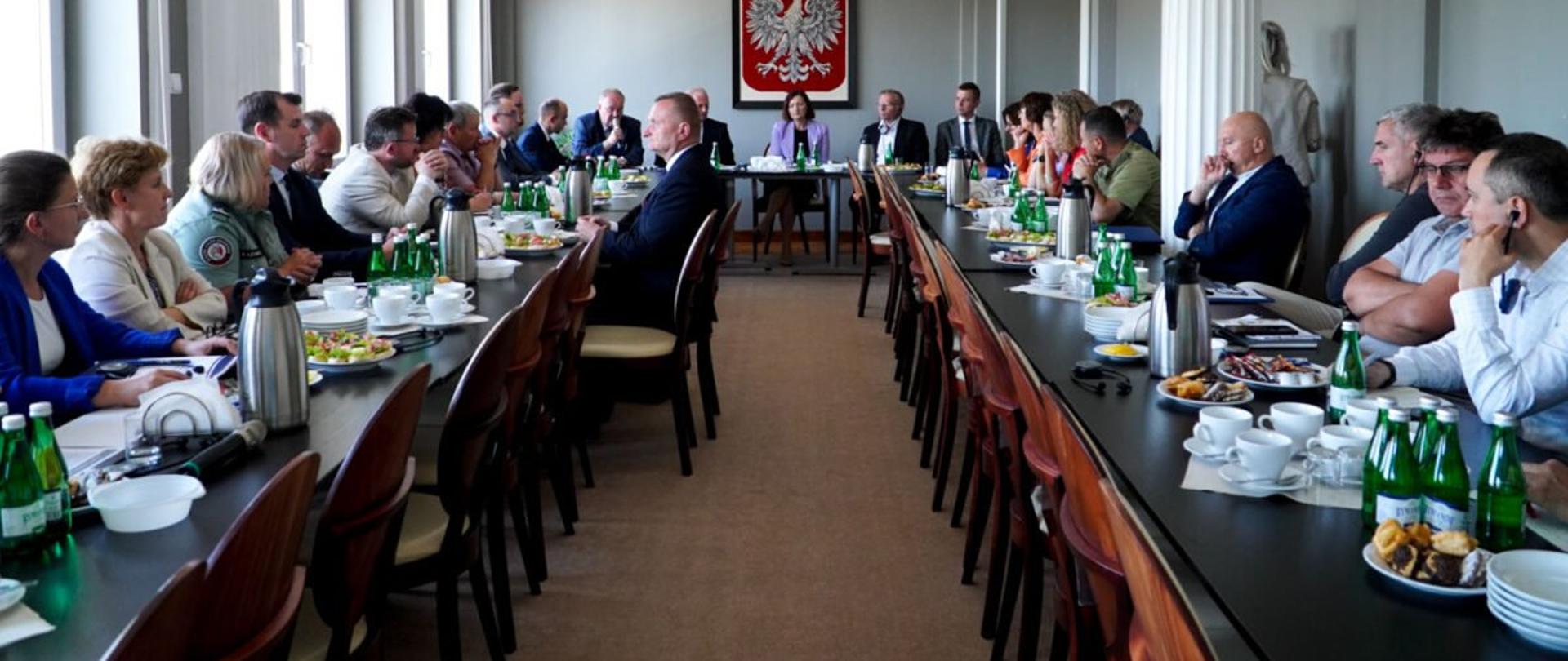 Uczestnicy spotkania z przedstawicielami Komisji Rolnictwa i Rozwoju Wsi Parlamentu Europejskiego we wnętrzu sali urzędu wojeódzkiego