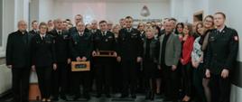 Wszyscy pracownicy KW PSP Kielce zdjęcie pamiątkowe z emerytami