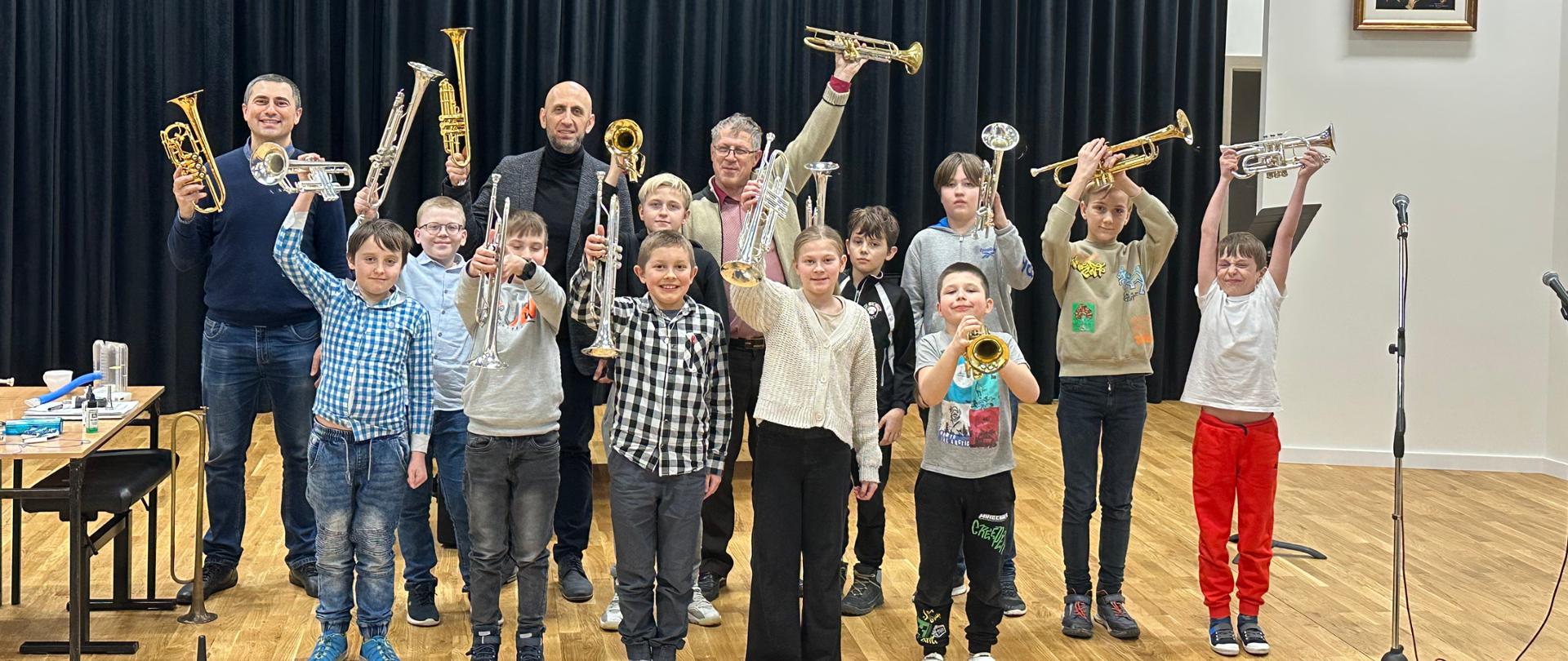 Na zdjęciu dr Bartosz Gaudyn z uczniami oraz nauczycielami gry na trąbce