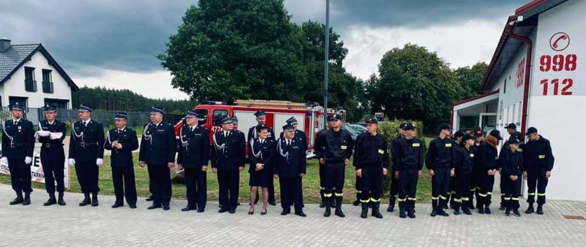 Pododdział sformowany przez druhów OSP z okazji uroczystego otwarcia i przekazania nowej remizy.