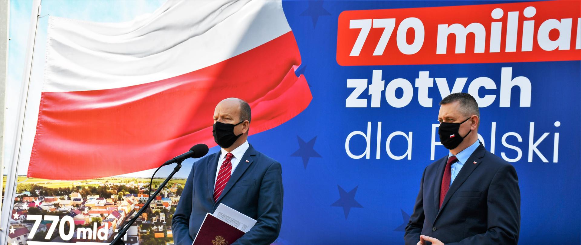 Na zdjęciu znajduje się dwóch mężczyzn, jeden z nich przemawia do mikrofonu