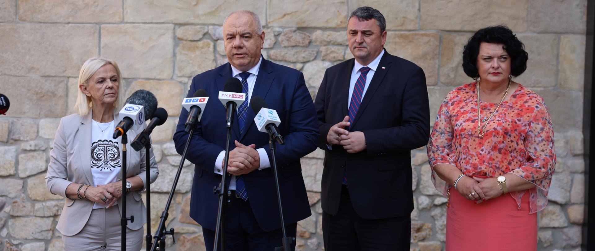 Minister Jacek Sasin, wiceminister Marek Wesoły oraz posłanki podczas konferencji prasowej. 