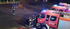 Przywitanie strażaków po powrocie z Grecji przez Komendanta Powiatowego. Zmiana służbowa przed pojazdami pożarniczymi.