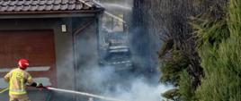 Pożar budynku jednorodzinnego, samochodów osobowych oraz tui