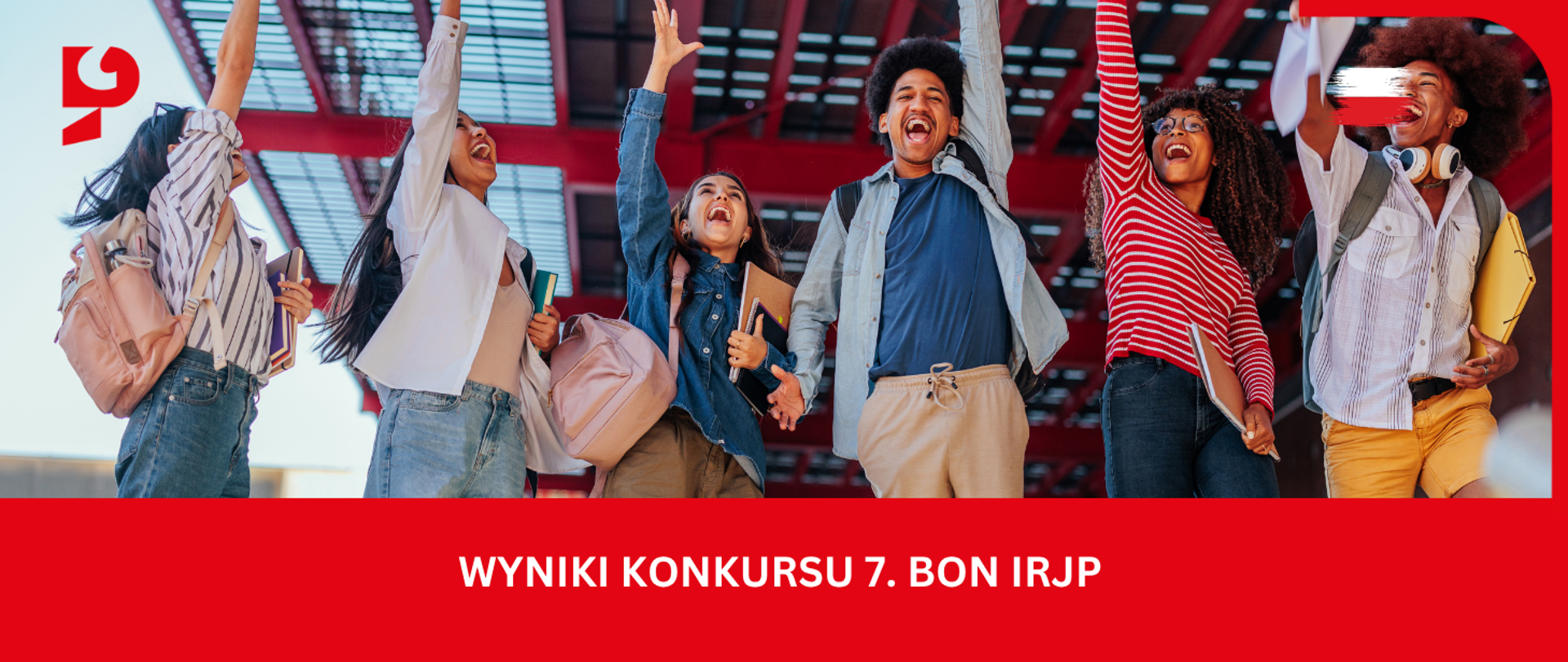 Młode osoby skaczą w górę z wyciągniętym ramieniem i cieszą się.