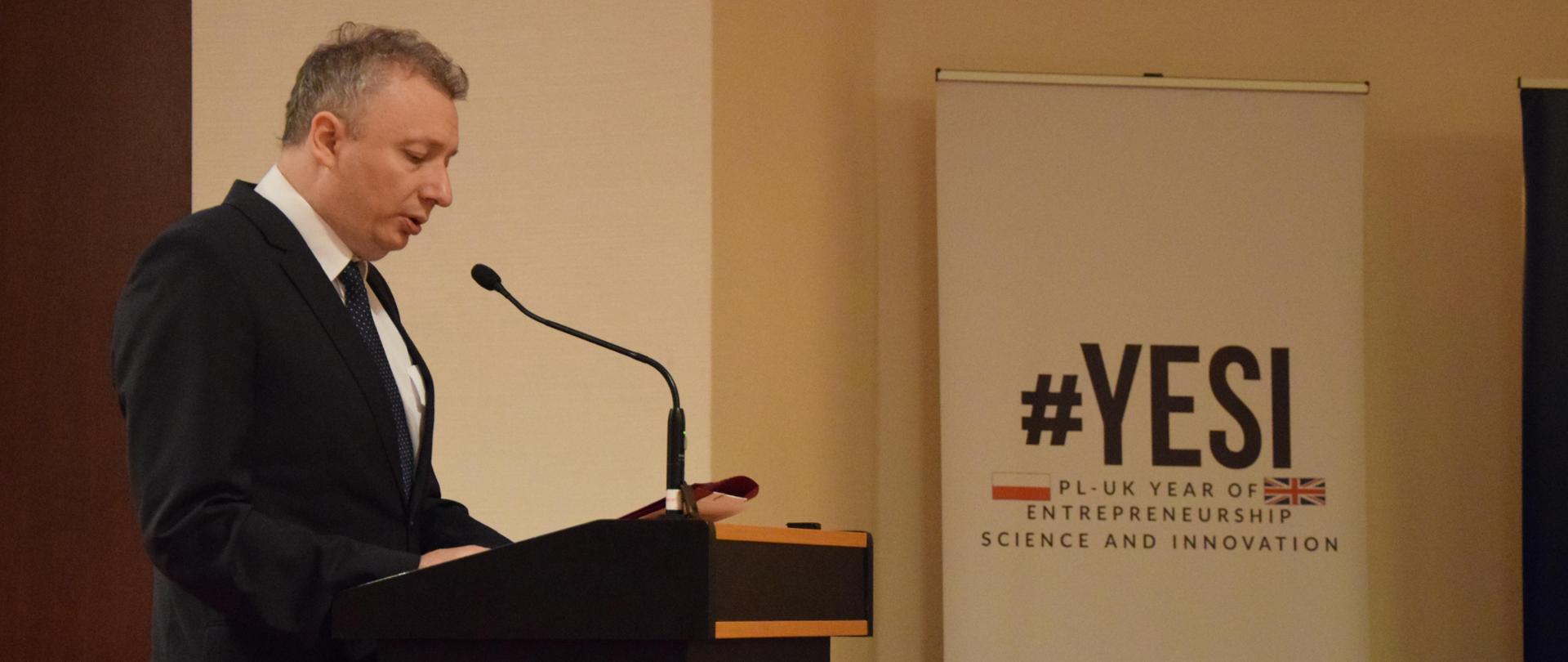 Minister Skuza przemawia do mikrofonu