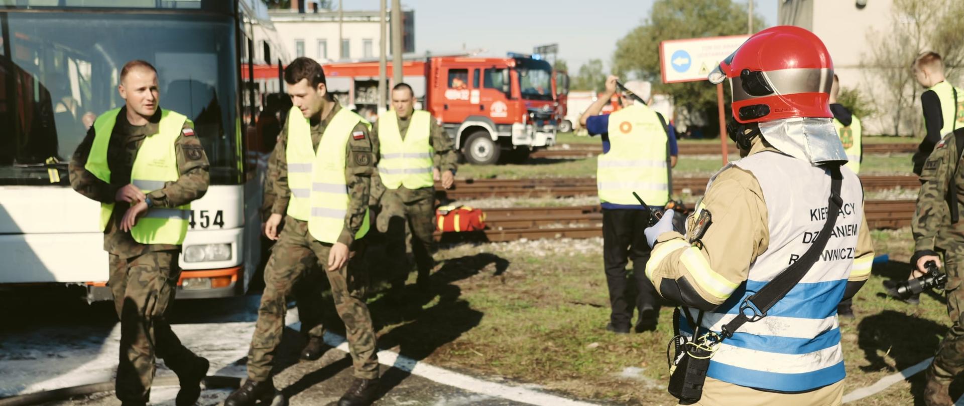 Strażacy i żołnierze podczas ćwiczeń
