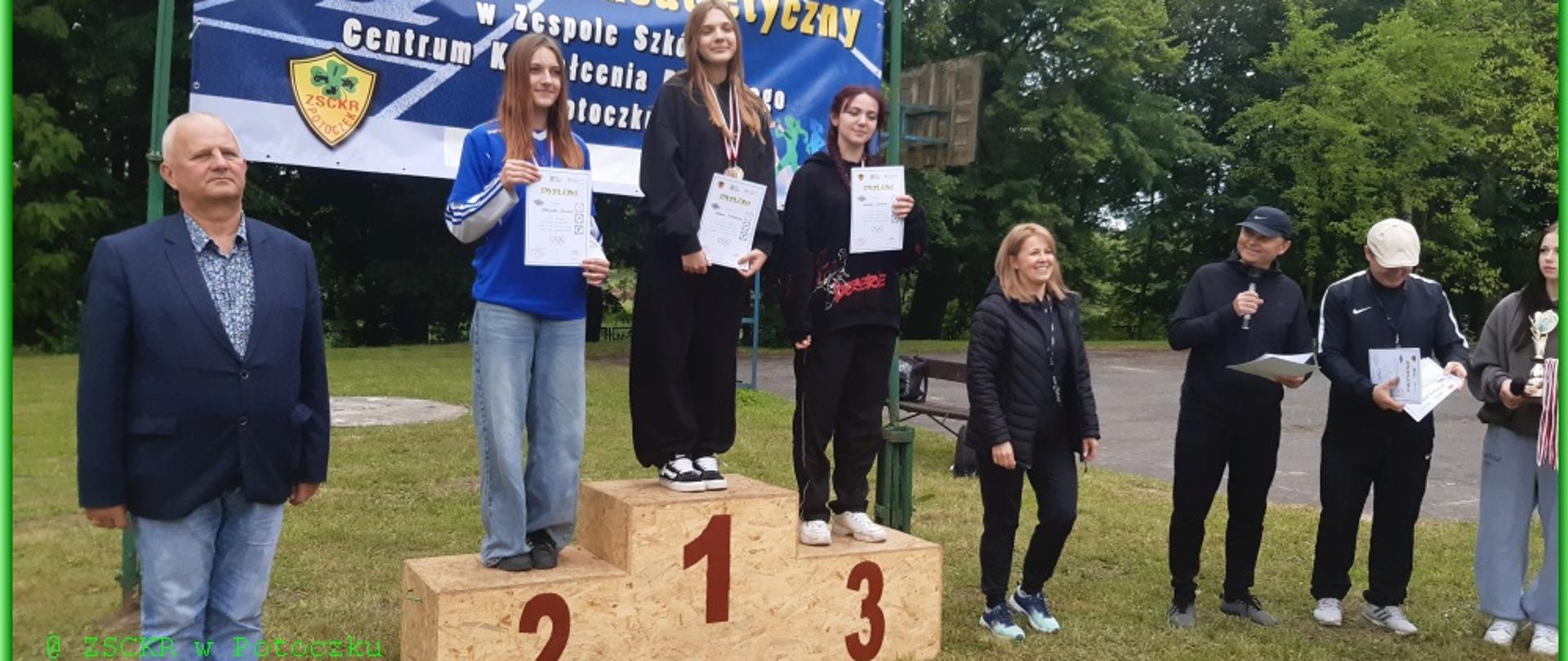 Uczennice wraz z nauczycielami w czasie VIII mitingu lekkoatletycznego.