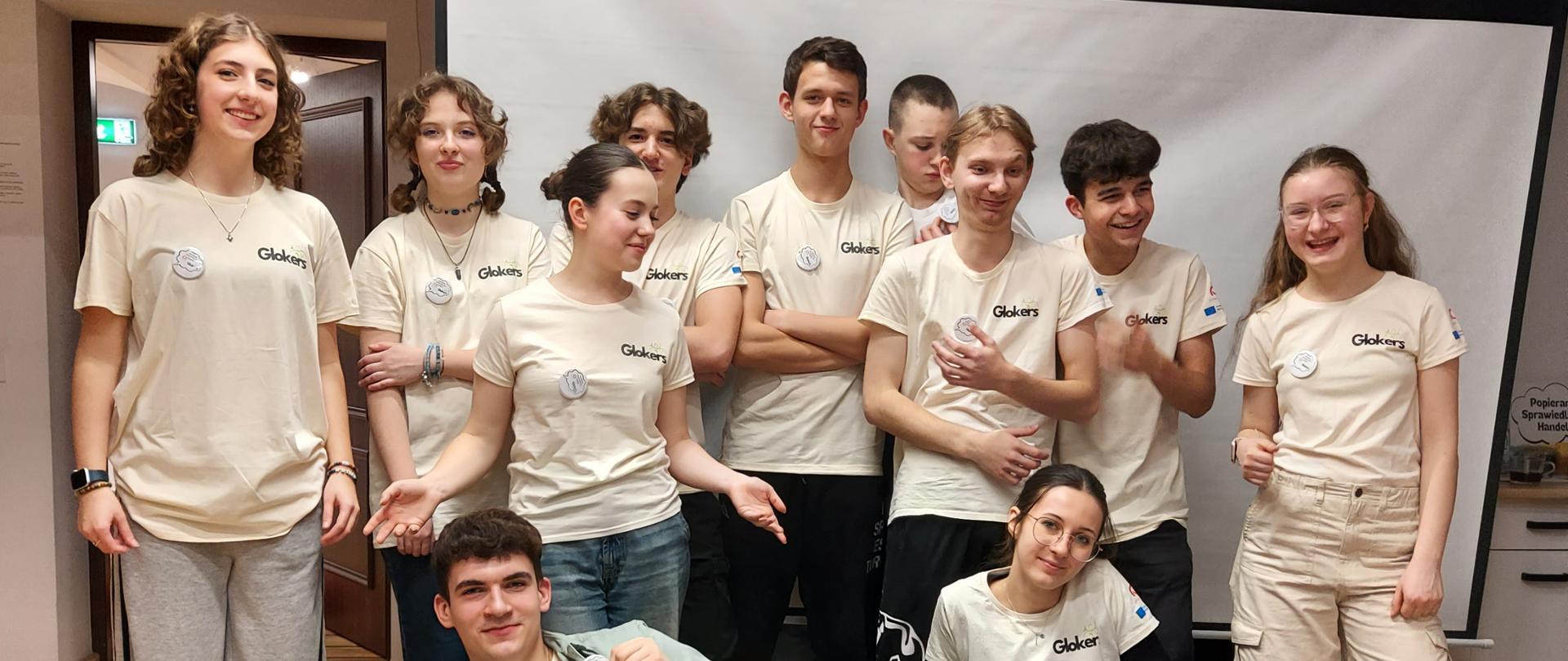 Grupa młodzieży pozuje do zdjęcia