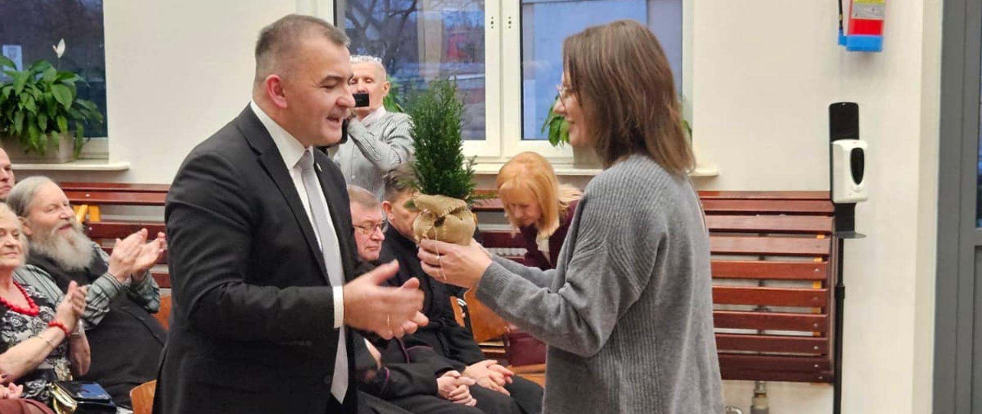 Na zdjęciu widać kobiety i mężczyzn