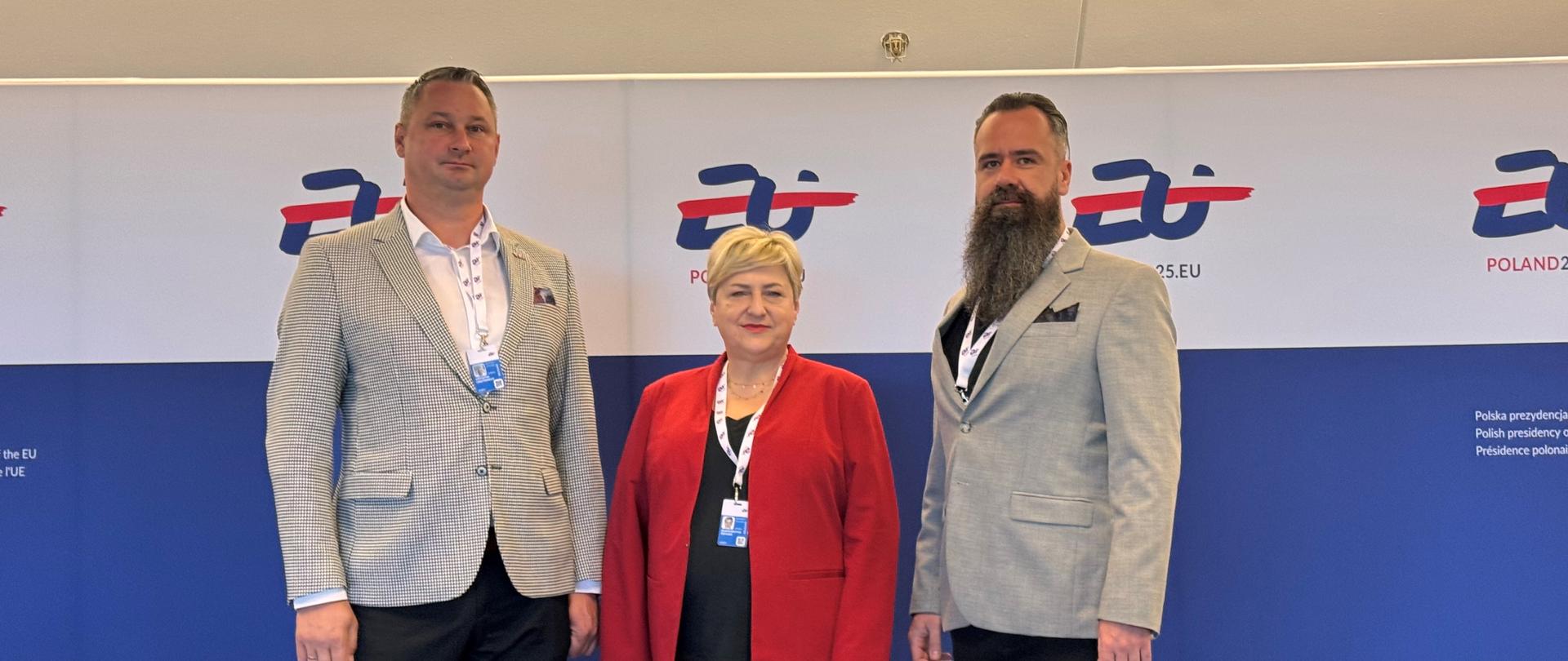 Troje inspektorów Wojewódzkiego Inspektoratu Ochrony środowiska pozuje do pamiątkowego zdjęcia. Od lewej stoją:
Krzysztof Cząstkiewicz, Mazowiecki Wojewódzki Inspektor Ochrony Środowiska,
Jolanta Antczak, Kierownik Delegatury Wojewódzkiego Inspektoratu Ochrony Środowiska w Ciechanowie,
Łukasz Podgórski, Specjalista Wojewódzkiego Inspektoratu Ochrony Środowiska, Delegatura w Ciechanowie,
