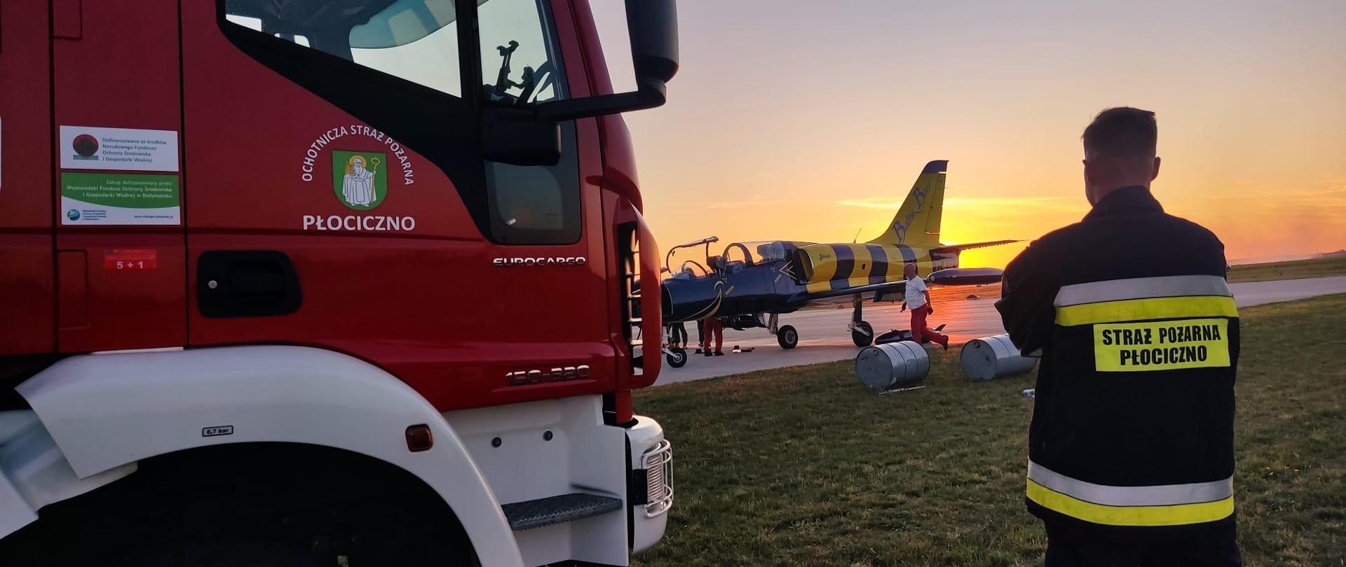 29 czerwca 2024 r. odbyła się największa w regionie impreza lotnicza pt. "Odlotowe Suwałki Air Show 2024", której towarzyszyły m. in. wystawa statyczna statków powietrznych, pokazy dynamiczne służb mundurowych czy stoiska wystawców - w tym stoisko strażaków prezentujących sprzęt i opowiadających o pracy strażaka.
Strażak obserwuje pokaz.