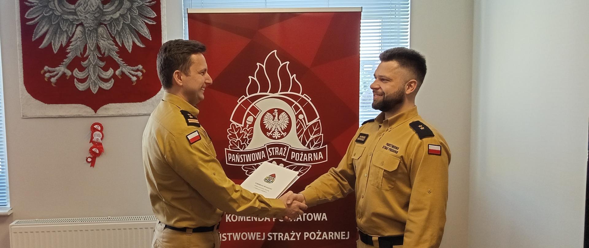 Fotografia przedstawia Komendanta Powiatowego PSP w Strzelcach Krajeńskich - brygadiera Wojciecha Witkowskiego, oraz nowomianowanego Naczelnika Wydziału Operacyjno-Kontrolno-Rozpoznawczego - młodszego kapitana Mariusza Borgosza