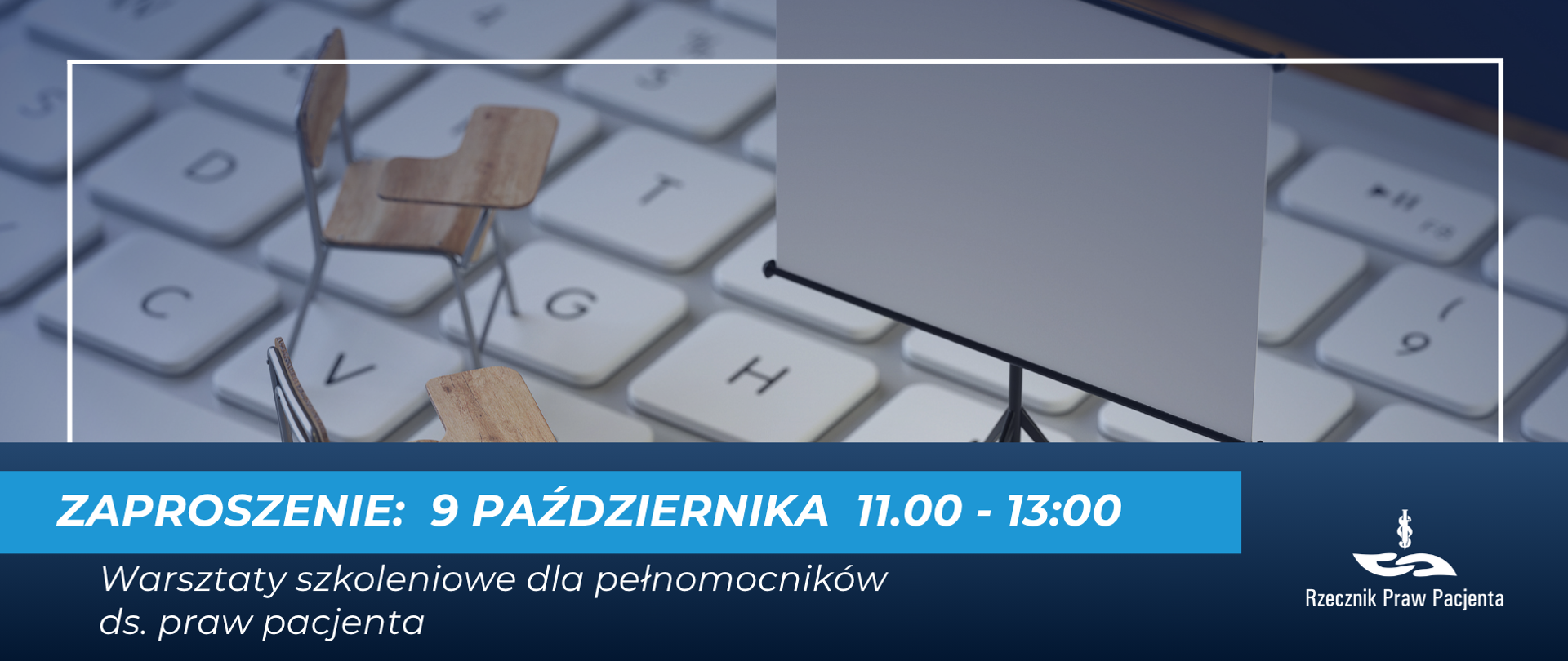 Grafika przedstawia klawiaturę, na której stoi minatura flipczarta oraz krzesła z podstawką do pisania.