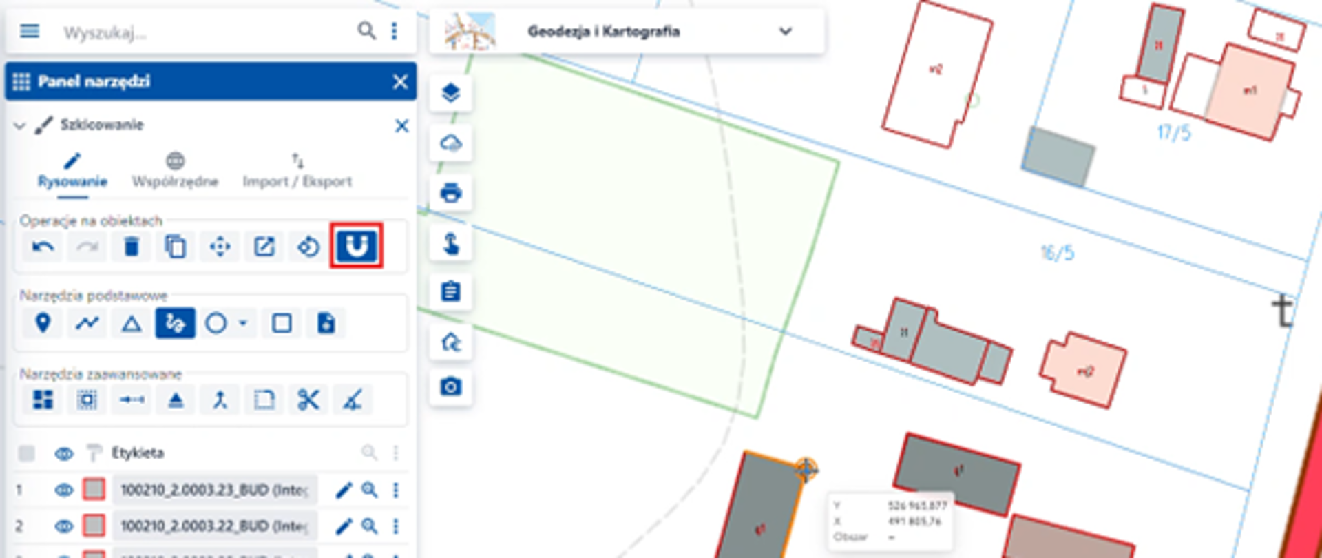 Ilustracja przedstawia widok modułu tematycznego Geodezja i Kartografia, w którym otwarty jest panel narzędzi. Czerwonym prostokątem zaznaczono lokalizację operacji Przyciąganie w panelu operacji na obiektach. Widoczny jest przykład wykorzystania tej operacji.