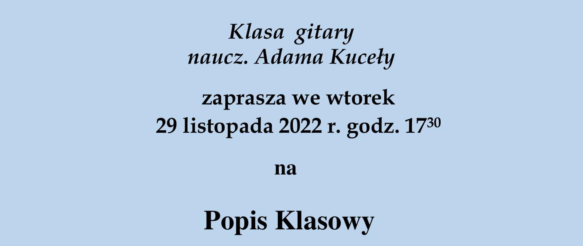 Plakat na błękitnym tle, zaproszenie na popis klasowy uczniów klasy gitary. Na środku w kwadracie rysunek przedstawiający występ gitarzysty i pianisty na scenie oraz wiwatującą publiczność. Autor Adam Kuceła