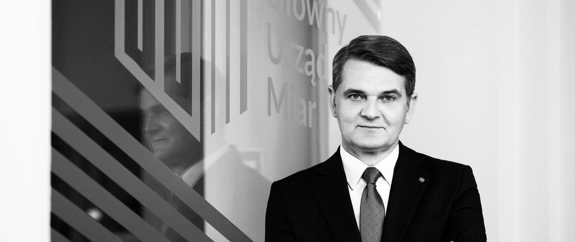 Czarnobiałe zdjęcie Jacka Semaniaka, prezesa GUM