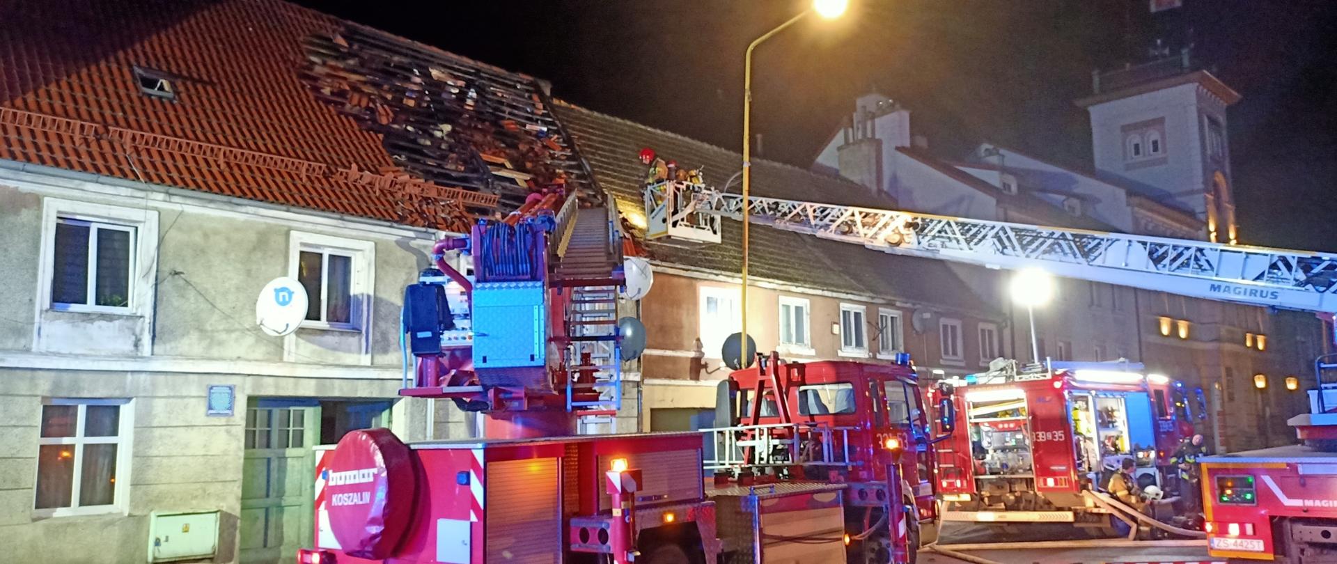 Pożar poddasza w kamienicy. Strażacy podczas działań.