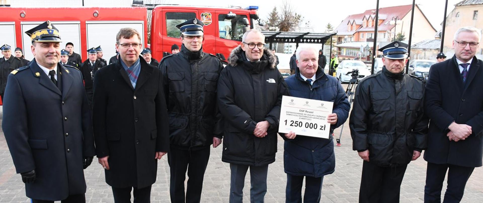Pierwsze promesy na zakup nowych samochodów pożarniczych trafiły do jednostek OSP na Warmii i Mazurach. 