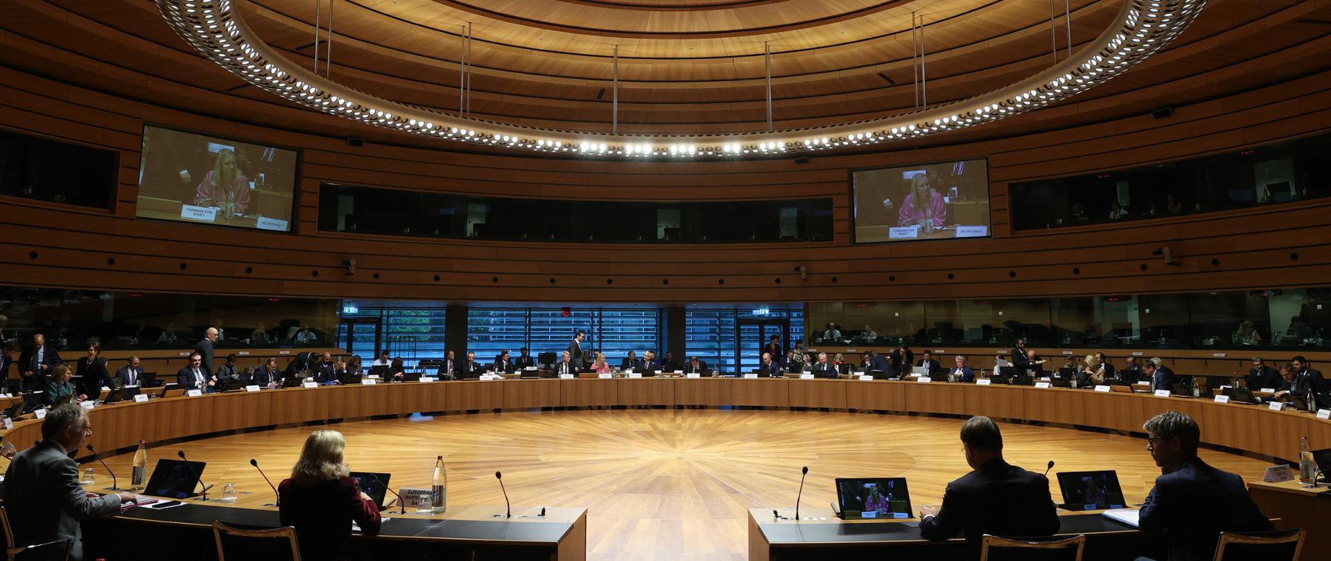 Uczestnicy Rady ECOFIN przy okrągłym stole