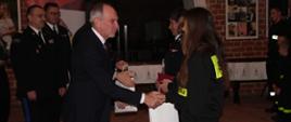 Wręczenie promes na zakup sprzętu i umundurowania Młodzieżowym Drużynom Pożarniczym w powiecie działdowskim