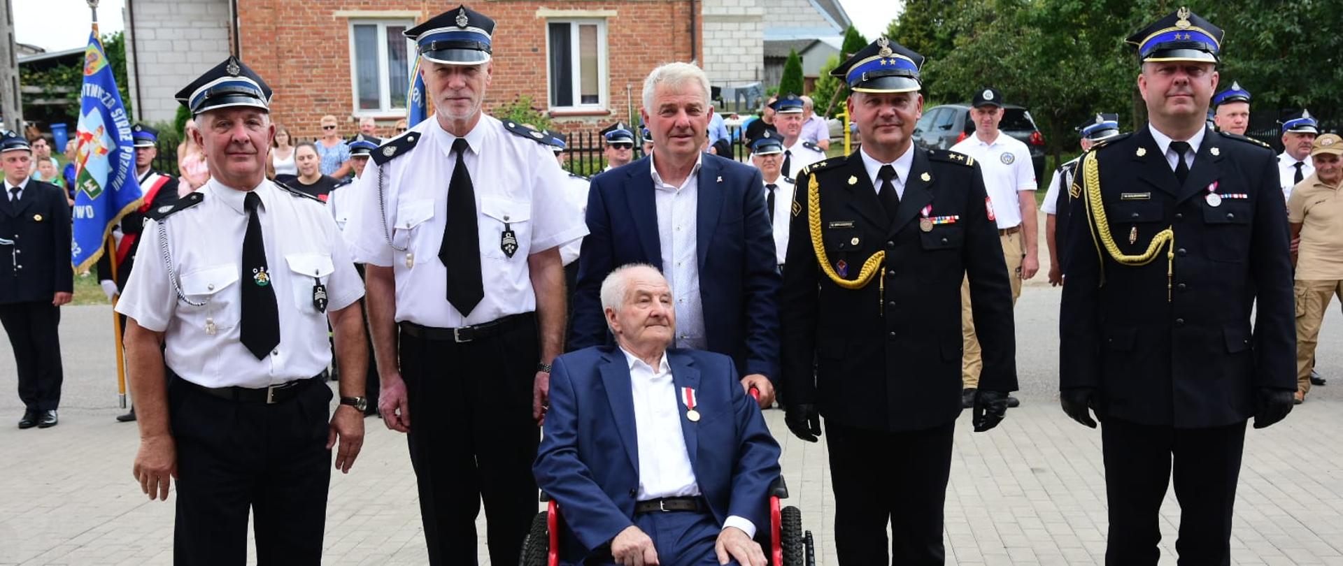 zdjęcie grupowe uczestników uroczystości