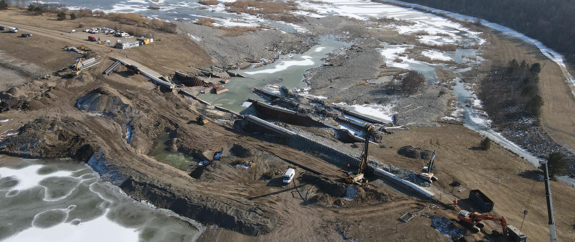 Prace na zbiorniku Topola.