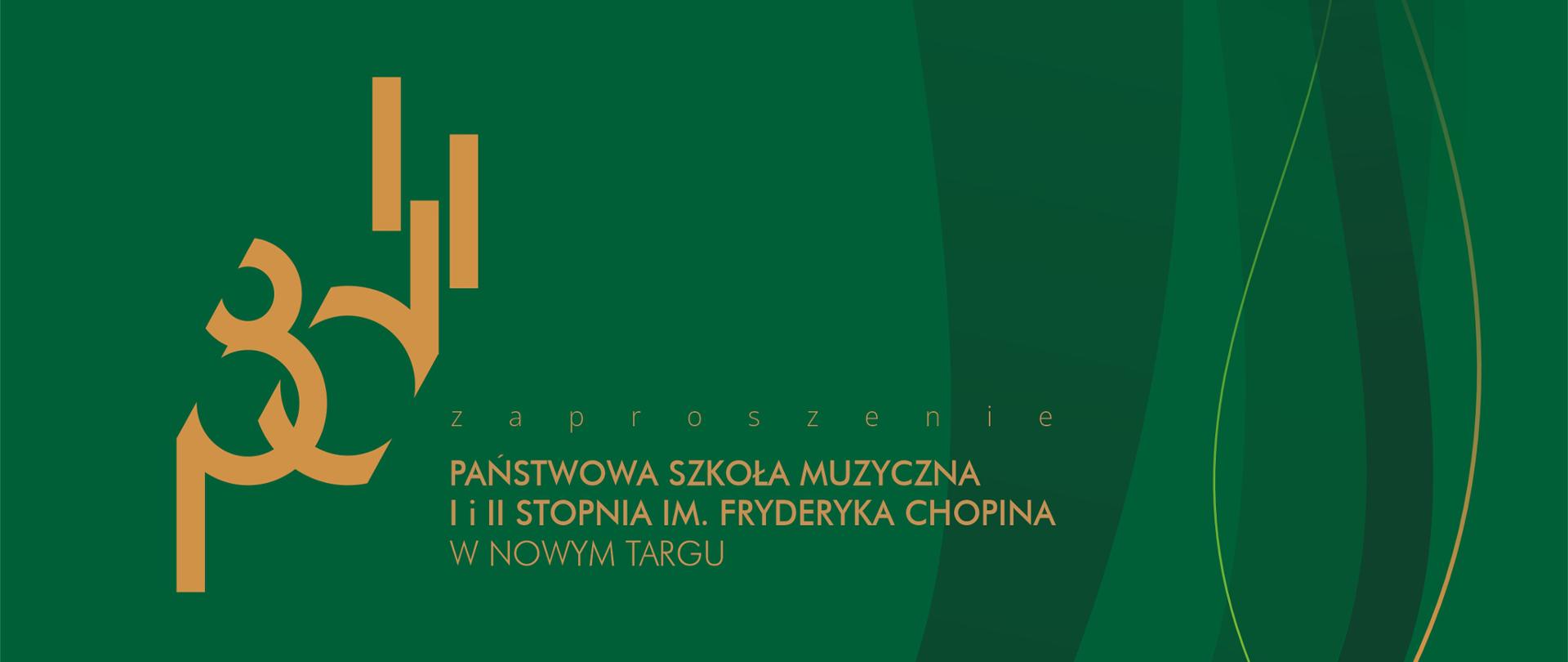 Grafika przedstawia awers zaproszenia (lub plakat) Państwowej Szkoły Muzycznej I i II stopnia im. Fryderyka Chopina w Nowym Targu, przygotowany z okazji 80-lecia istnienia szkoły (1946–2026). Tło: Głęboka, ciemna zieleń (butelkowa zieleń), która nadaje całości elegancki, prestiżowy i klasyczny charakter. Akcenty: Liternictwo oraz elementy graficzne są wykonane w kolorze złotym (ochra/beż), co kontrastuje z tłem i podkreśla jubileuszowy wymiar wydarzenia. Grafika w tle: Po prawej stronie widoczne są subtelne, dynamiczne linie przypominające struny instrumentu lub falujące wstęgi, co dodaje kompozycji lekkości i ruchu. Górny lewy róg: Jubileuszowe logo zawierające stylizowany podpis Fryderyka Chopina oraz daty 1946-2026. Obok podpisu widnieje nowoczesny symbol graficzny (pionowe kreski), który nawiązuje do klawiatury fortepianu lub korektora graficznego dźwięku. Dolny lewy róg: Duży, artystyczny logotyp szkoły (litery PSM wpisane w fantazyjną formę), pełniący rolę głównego elementu graficznego. W dolnej części znajduje się blok tekstowy złożony prostym, nowoczesnym i czytelnym krojem pisma (bezszeryfowym): Słowo „zaproszenie” z dużym rozstrzeleniem liter (kerningiem), co nadaje mu nowoczesny sznyt. Pełna nazwa instytucji: PAŃSTWOWA SZKOŁA MUZYCZNA I i II STOPNIA IM. FRYDERYKA CHOPINA W NOWYM TARGU. Projekt jest minimalistyczny i bardzo gustowny. Rezygnacja ze zdjęć instrumentów na rzecz abstrakcyjnych linii i eleganckiej typografii sugeruje, że szkoła łączy tradycję (postać Chopina, klasyczna zieleń) z nowoczesnym podejściem do edukacji muzycznej.