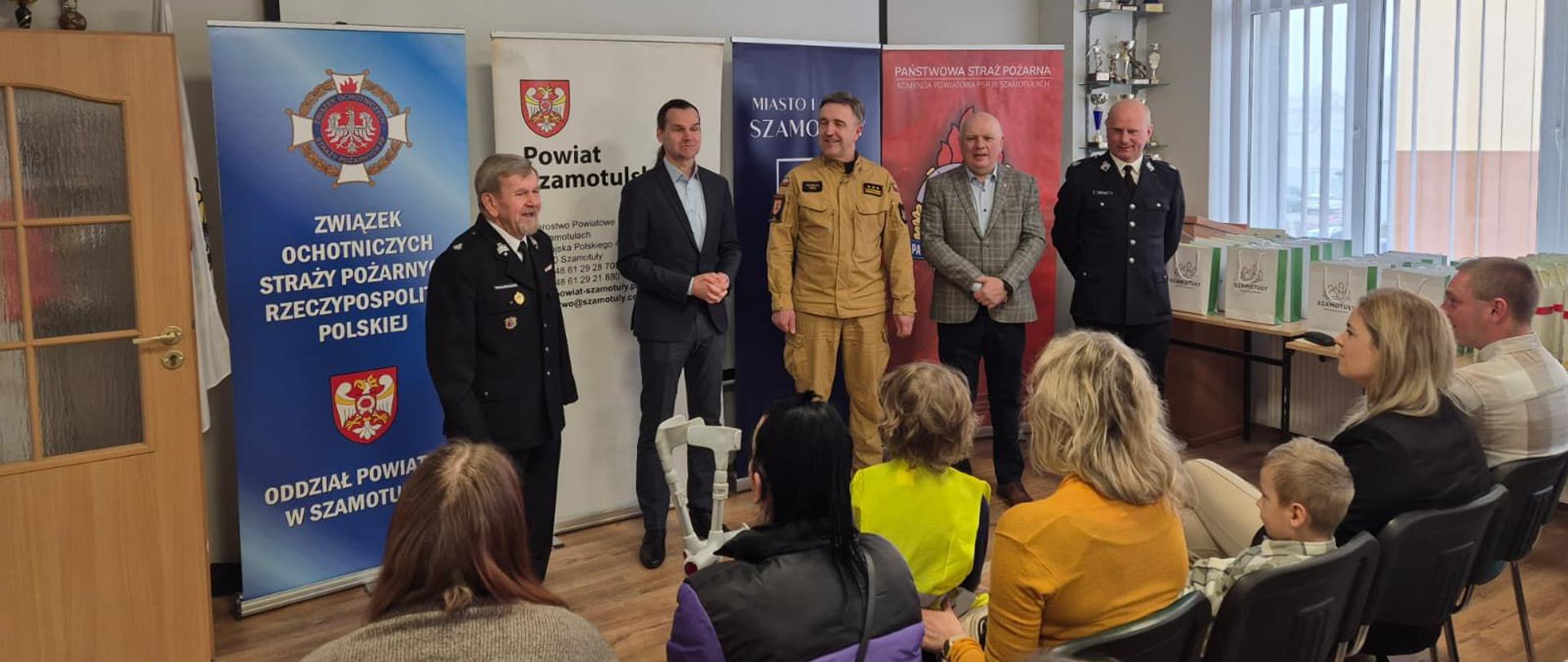 Władze samorządowe i straży na świetlicy
