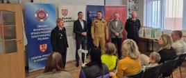 Władze samorządowe i straży na świetlicy