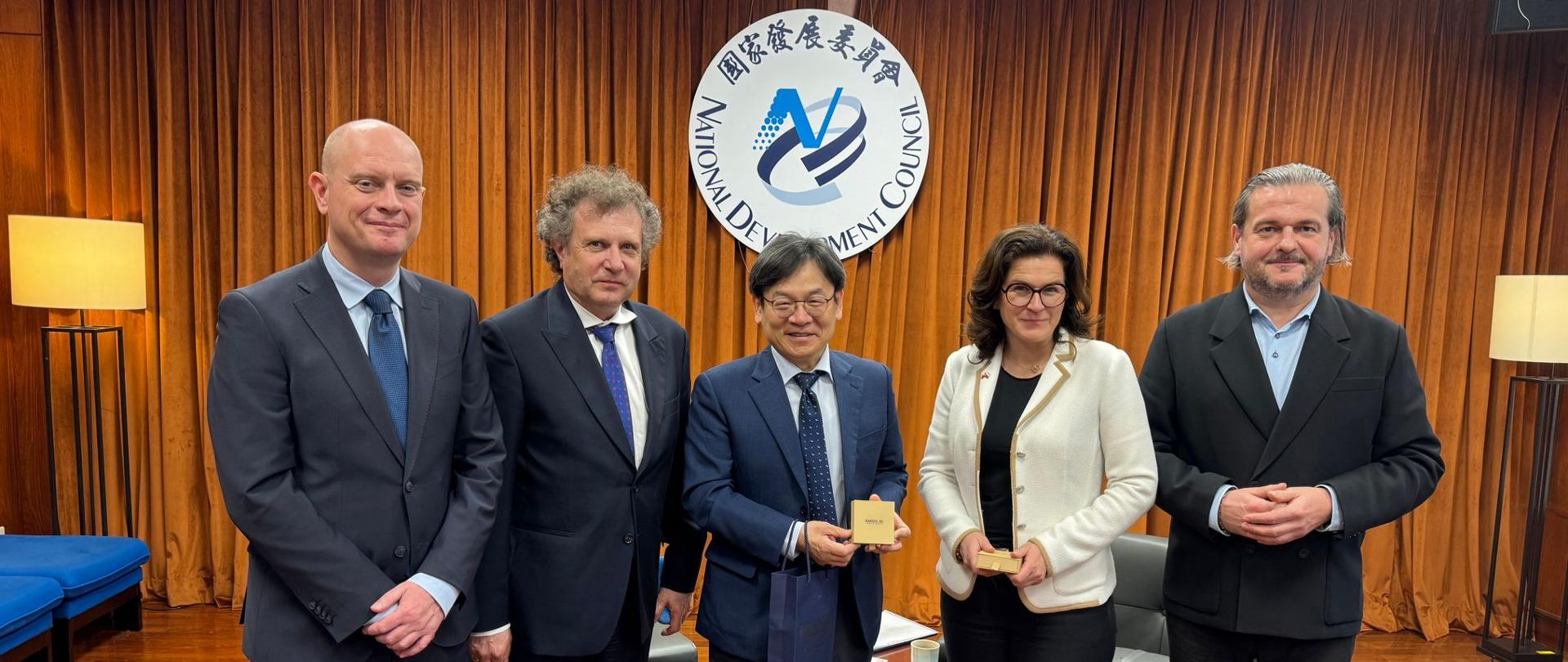 Na zdjęciu wiceminister funduszy i polityki regionalnej Jacek Karnowski w towarzystwie innych uczestników spotkania