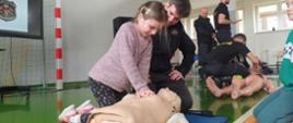 Szkolenie z pierwszej pomocy dla uczniów szkoły podstawowej w Zbydniowie