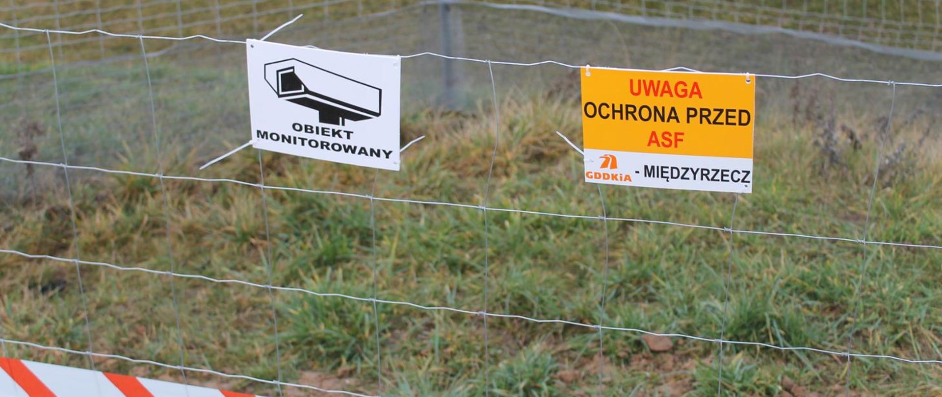 Tablice informujące na wygrodzonym odcinku przejścia dla zwierząt